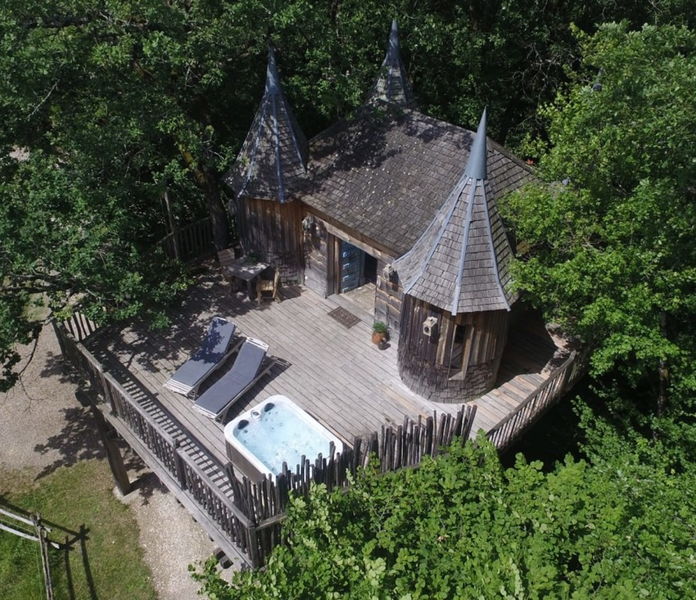 treehouse-castle-monbazillac-drone